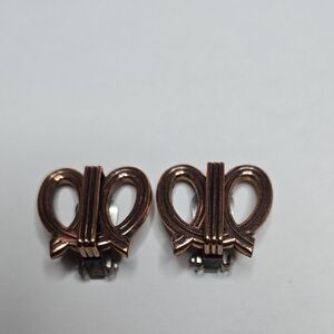 Elegant Bow Design Earrings in Gold